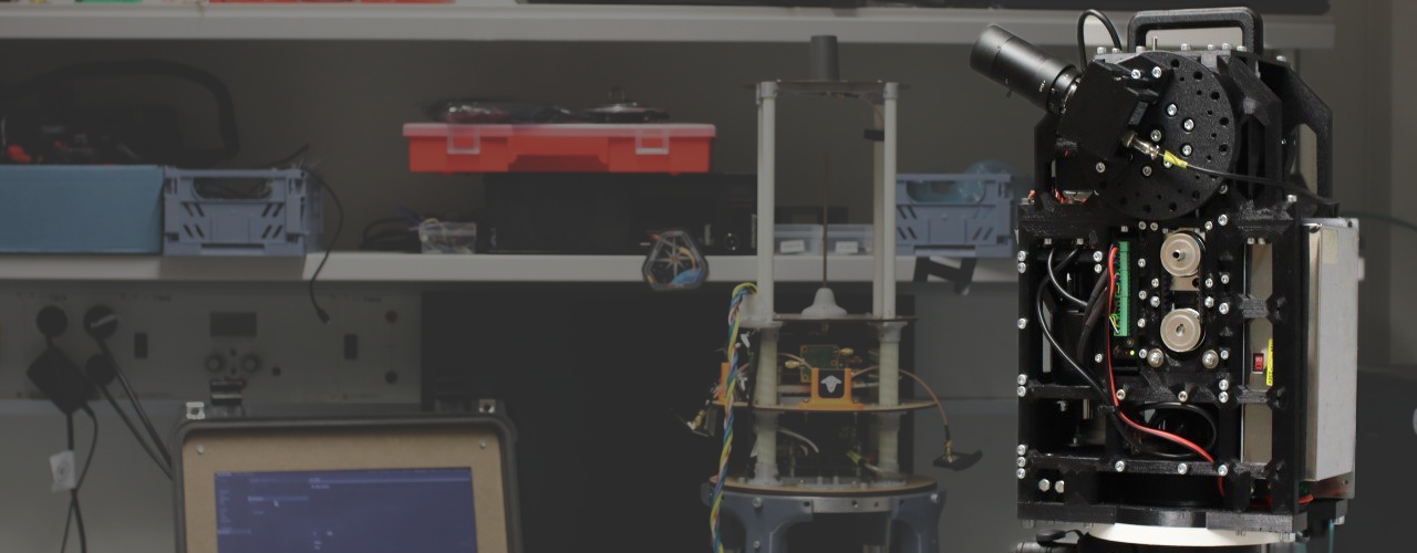 The trex antenna tracker on the right, with the avionics stack and GSE in the background