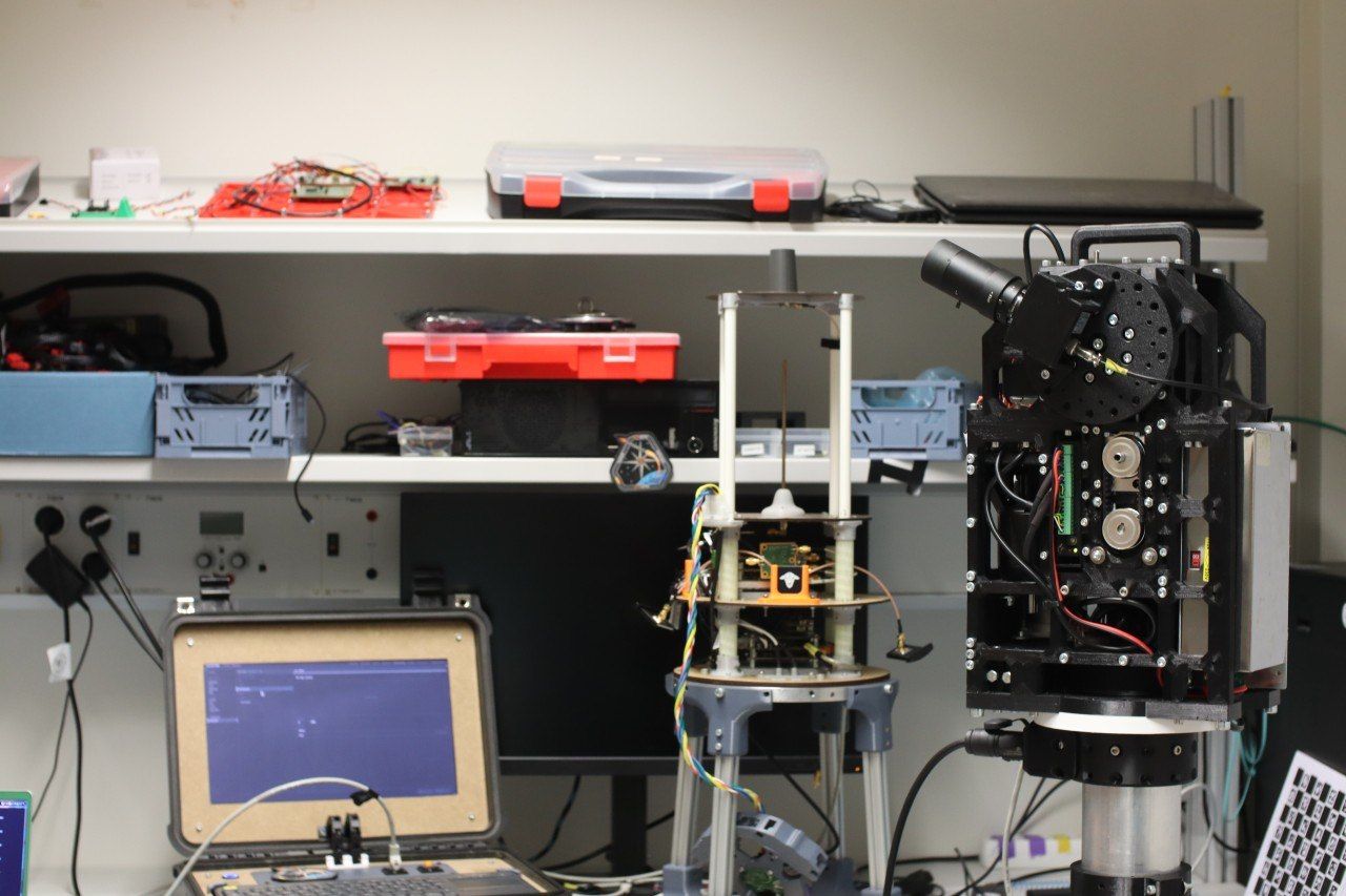 The trex antenna tracker on the right, with the avionics stack and GSE in the background